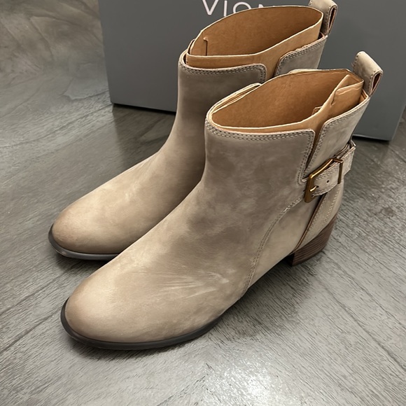 VIONIC SIENNA WATERPROOF ANKLE BOOT (WOMEN) - STONE NUBUCK - Picture 6 of 9